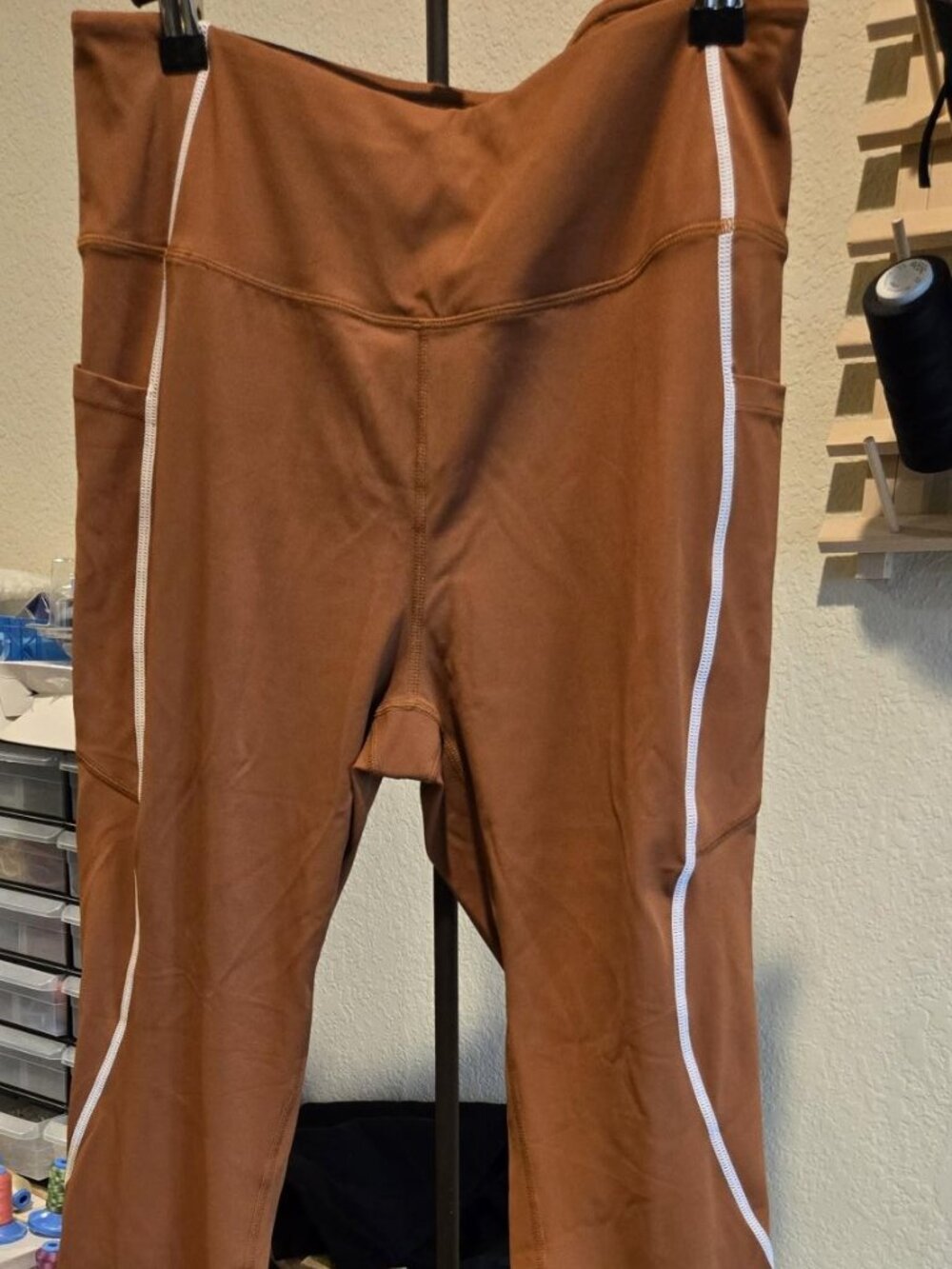 Baleaf High Waisted Activewear Leggings w/Pockets Rust Brown/White Piping Size L